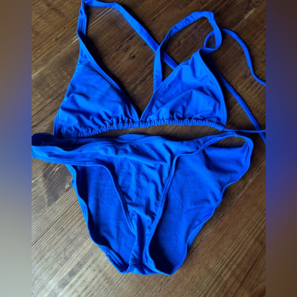Women’s swimsuit. Large bottoms. Medium top.